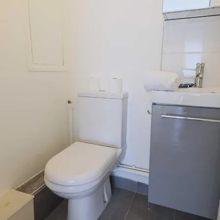 Cozy 2br With Balcony-4 Guests-15th Apartment